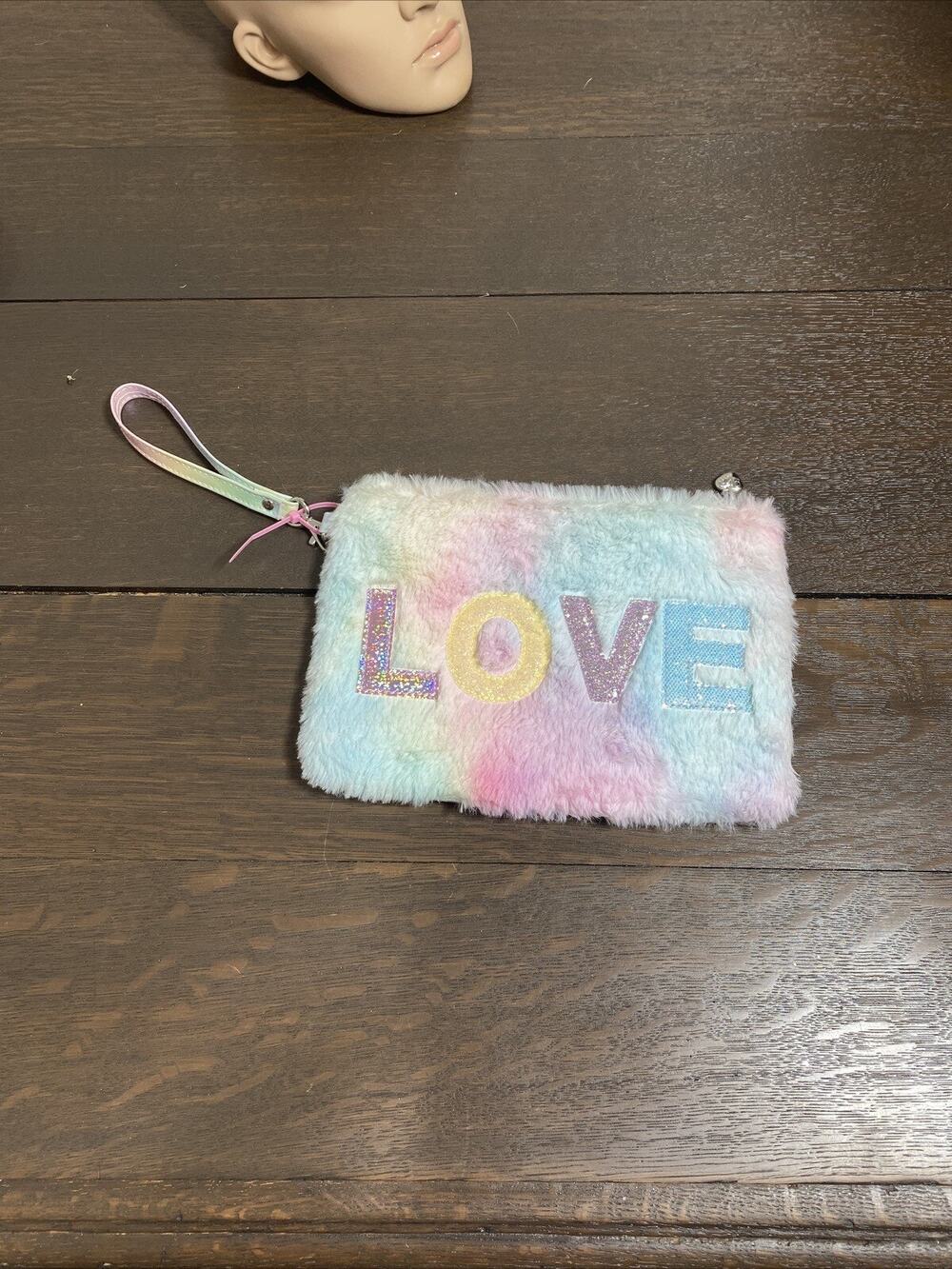 Miss Gwen’s OMG Accessories Love travel bag faux fur pink makeup bag